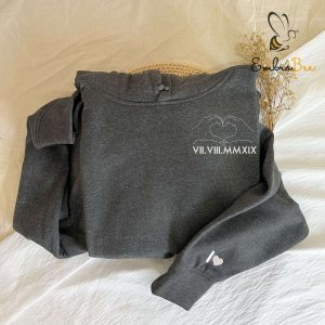 roman-numeral-heart-hand-sign-embroidered-matching-couple-hoodie
